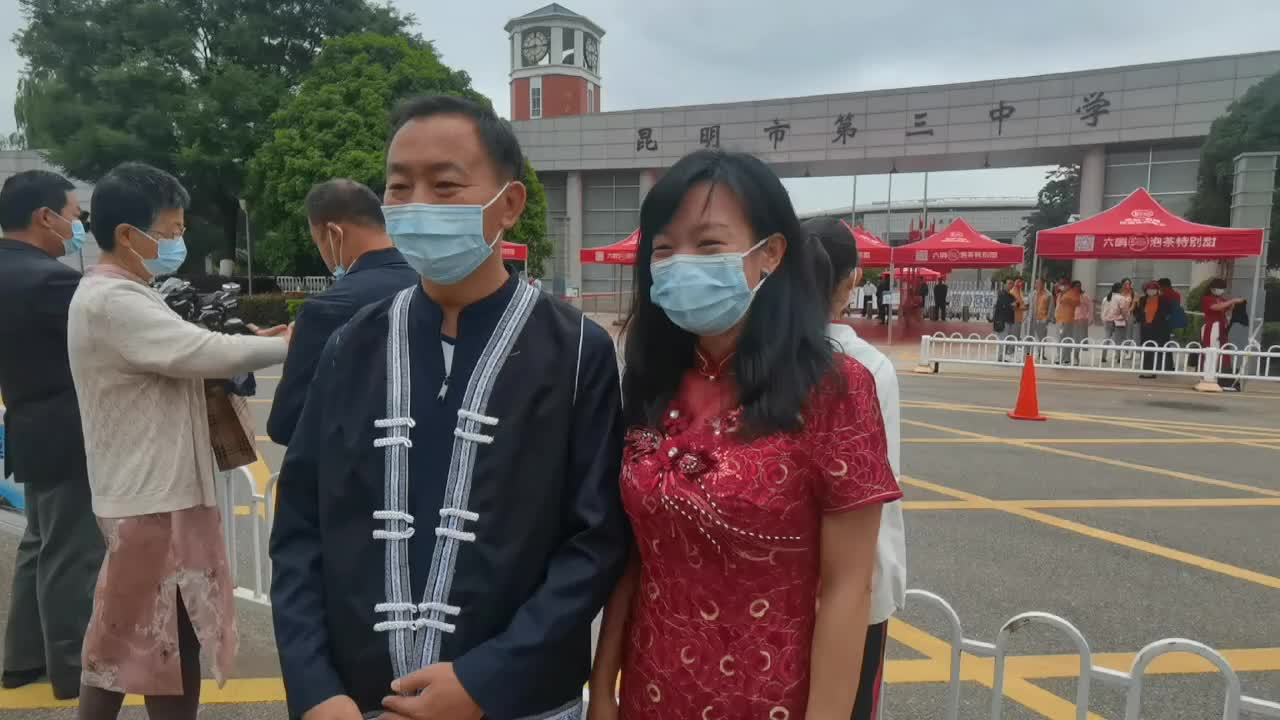 铅山家长们，送考那天，旗袍、马褂赶紧准备起来了，讨个口彩