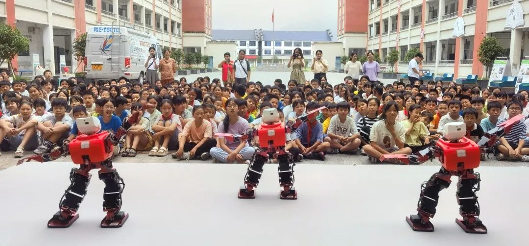 “科普大篷车”进湖坊小学， 带来了机器人表演、趣味实验