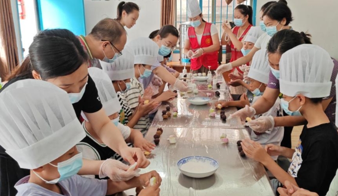 铅山：DIY手工月饼 关爱特殊儿童